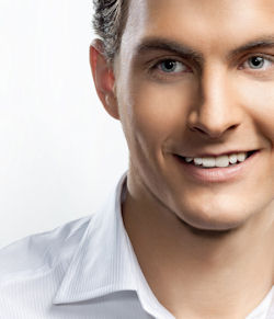 Cirugía Facial Masculina: Rinoplastia, Blefaroplastia, Otoplastia e Implante Capilar