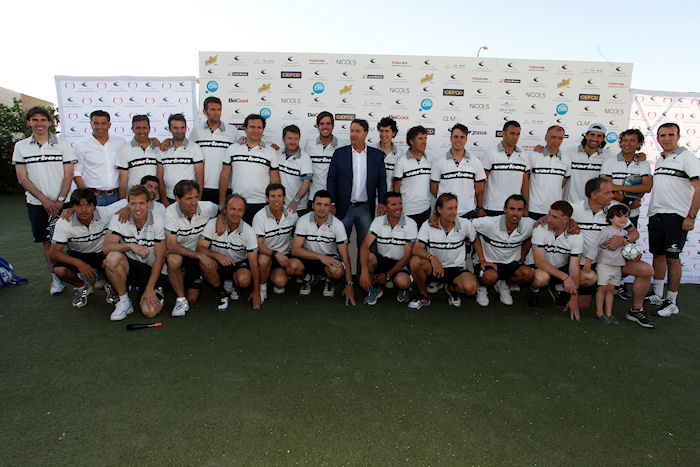 Grupo de participantes en el V torneo benéfico de pádel contra el cáncer de Mama